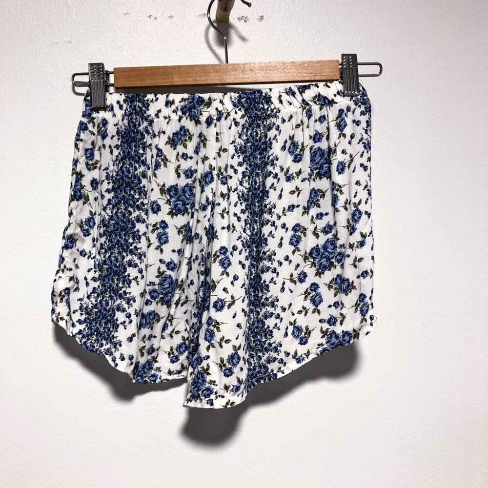 Brandy Melville Blue Floral Shorts - Picture 6 of 12